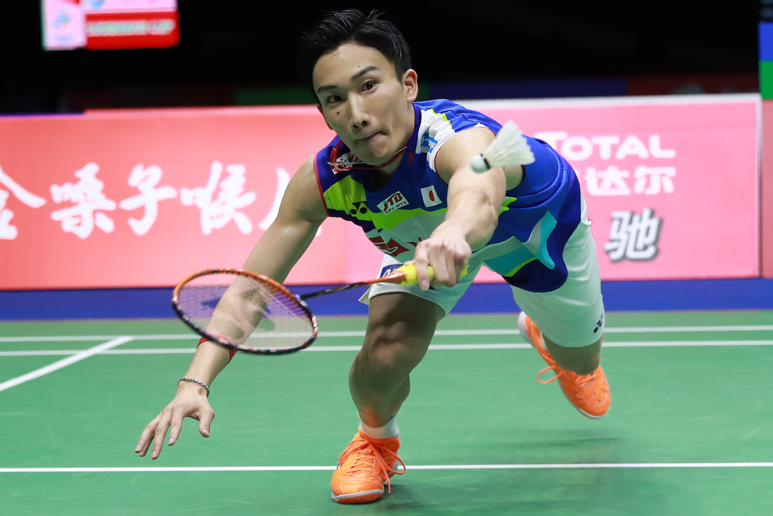 马来西亚羽毛球队鏖战法国羽毛球队，辛杜完成帽子戏法