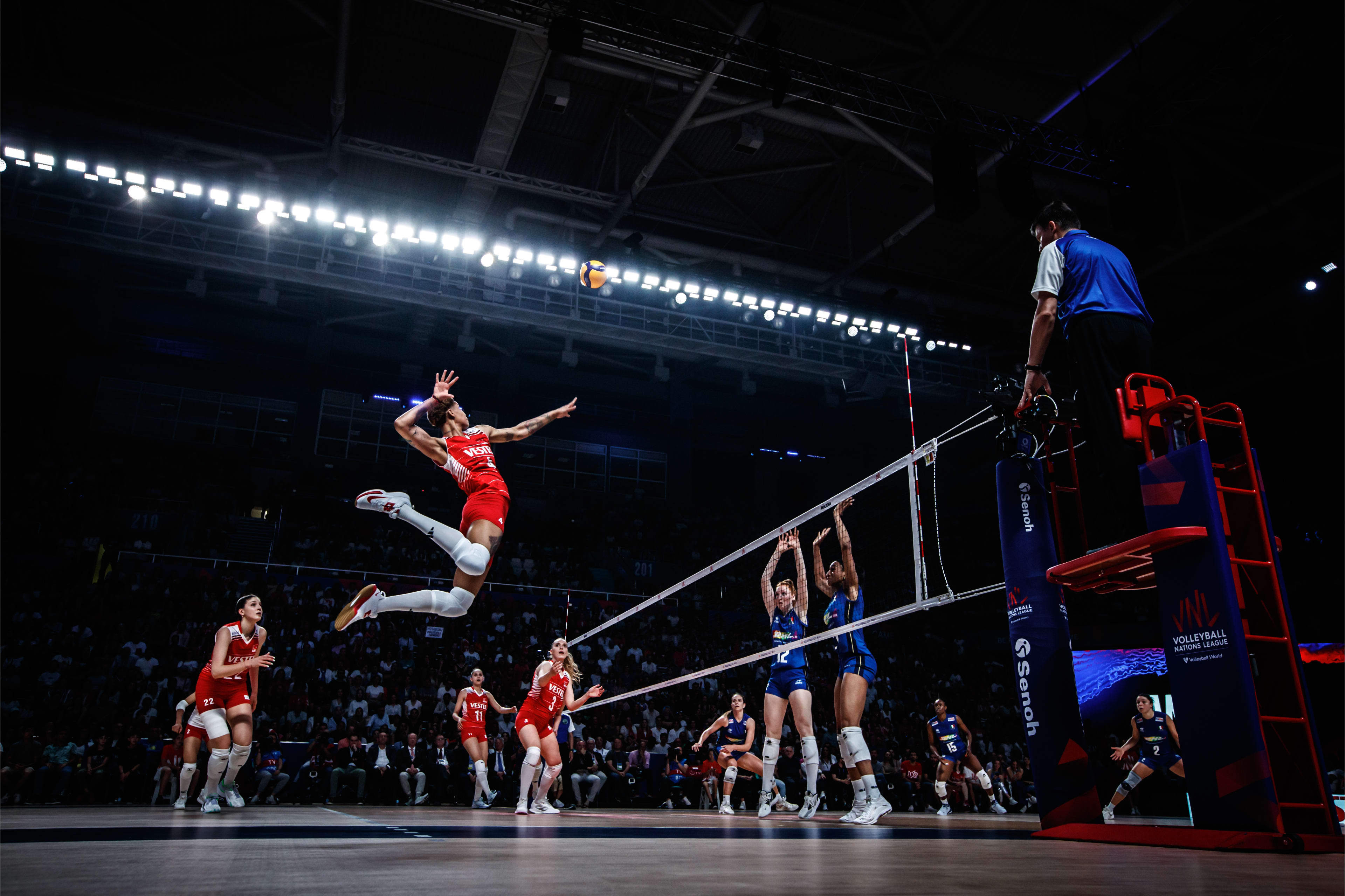 场面火爆！排球观众席沸腾不已