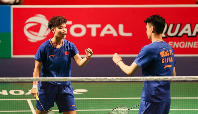 印尼队力克马来西亚队，黄鸭组合扛起全队