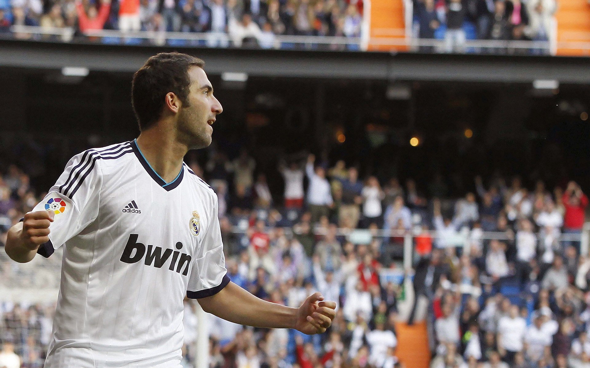 流光溢彩的北美夜空下,李刚仁教科书般的足球艺术