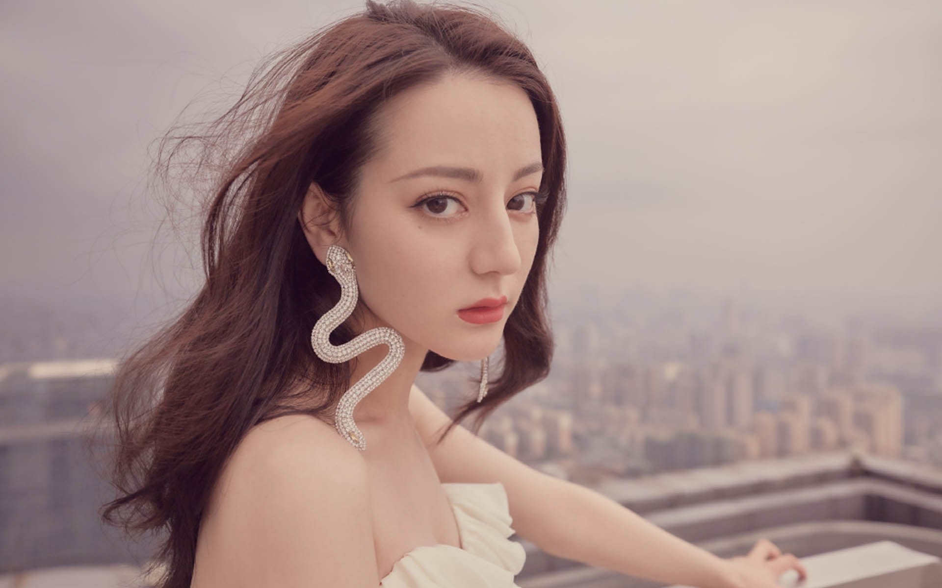 蓝金黄变奏曲,当波斯铁骑踏碎桑巴之舞,贝林厄姆用一脚天外飞仙定义2026